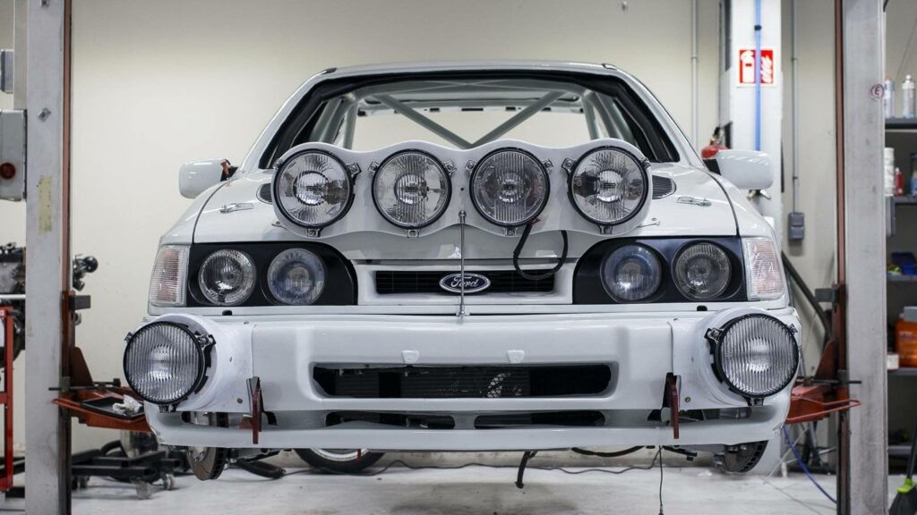 Chris Van Woensel met een Ford Sierra RS Cosworth RWD in de Monteberg en Ieper !